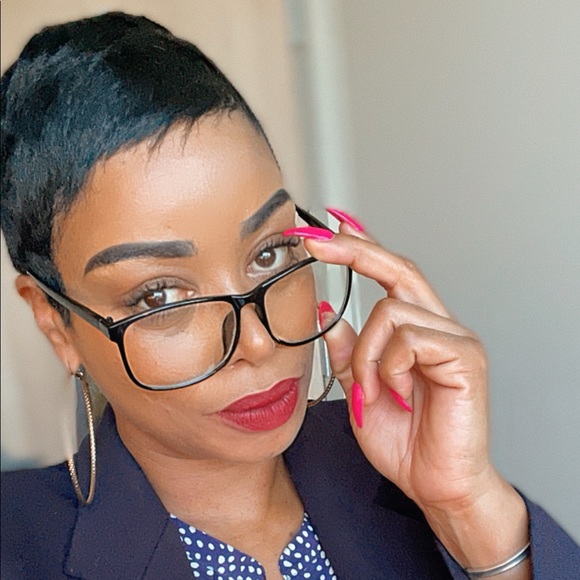 MEET YOUR POSHER - Picture 2 of 5